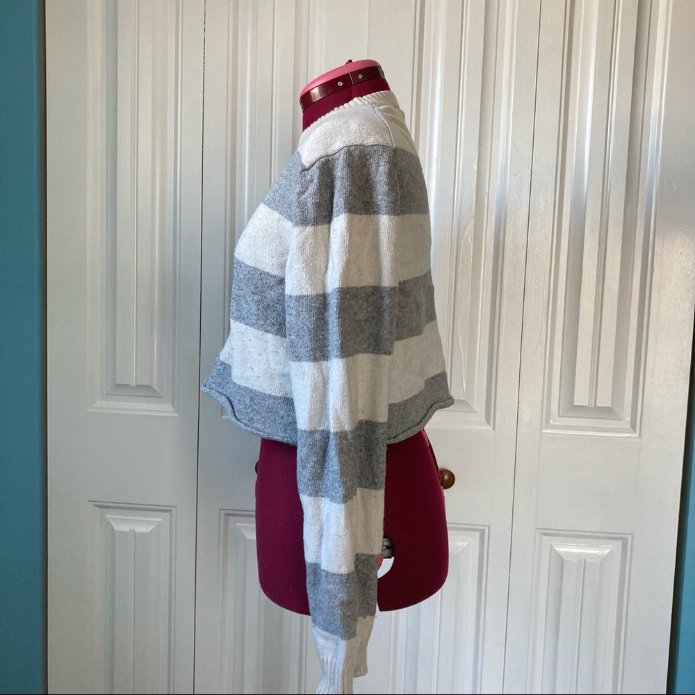 Cropped Sweater - Picture 2 of 4